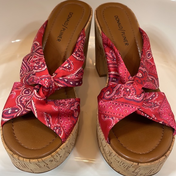 Donald J  PLiner Cork Wedge Hot pink bandana print. EUC SZ 8 - Picture 2 of 6